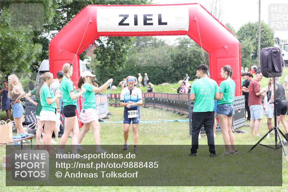 21.06.2026 - 29. Vierlanden-Triathlon Andreas Tolksdorf http://msf.ph/oto/9888485 21.06.2026 11:46:24 Ziel 502, 502 meine-sportfotos.de
