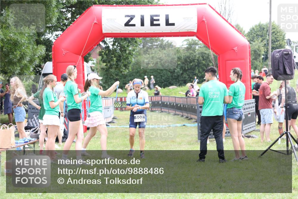 21.06.2026 - 29. Vierlanden-Triathlon Andreas Tolksdorf http://msf.ph/oto/9888486 21.06.2026 11:46:24 Ziel 502, 502 meine-sportfotos.de