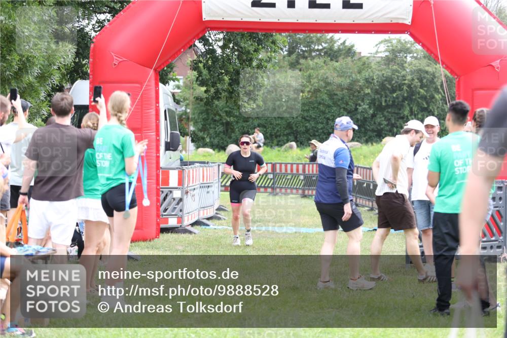 21.06.2026 - 29. Vierlanden-Triathlon Andreas Tolksdorf http://msf.ph/oto/9888528 21.06.2026 11:46:50 Ziel 560, 560 meine-sportfotos.de