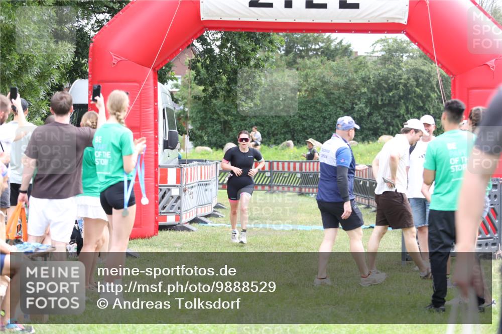 21.06.2026 - 29. Vierlanden-Triathlon Andreas Tolksdorf http://msf.ph/oto/9888529 21.06.2026 11:46:50 Ziel 560, 560 meine-sportfotos.de