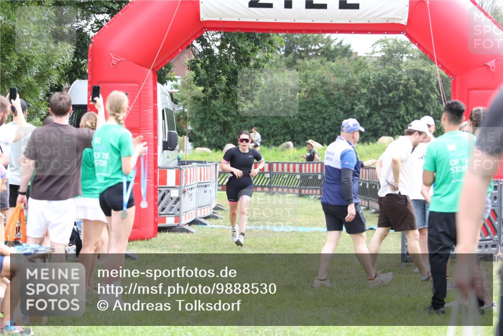21.06.2026 - 29. Vierlanden-Triathlon Andreas Tolksdorf http://msf.ph/oto/9888530 21.06.2026 11:46:50 Ziel 560, 560 meine-sportfotos.de