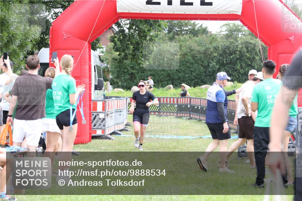 21.06.2026 - 29. Vierlanden-Triathlon Andreas Tolksdorf http://msf.ph/oto/9888534 21.06.2026 11:46:50 Ziel 560, 560 meine-sportfotos.de
