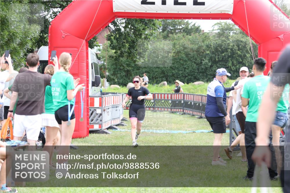 21.06.2026 - 29. Vierlanden-Triathlon Andreas Tolksdorf http://msf.ph/oto/9888536 21.06.2026 11:46:51 Ziel 560, 560 meine-sportfotos.de