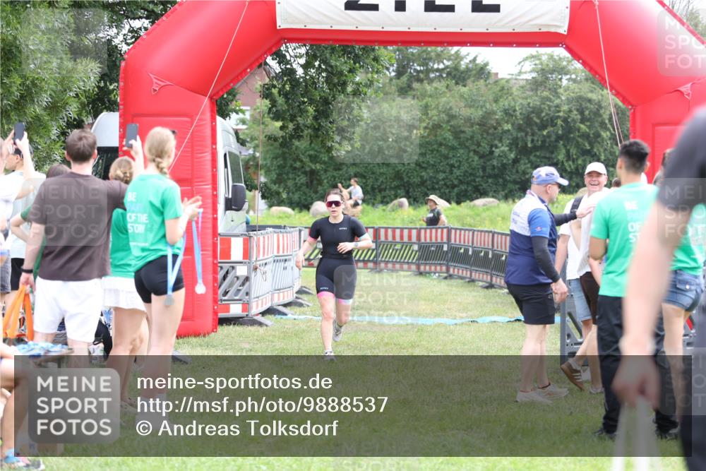 21.06.2026 - 29. Vierlanden-Triathlon Andreas Tolksdorf http://msf.ph/oto/9888537 21.06.2026 11:46:51 Ziel 560, 560 meine-sportfotos.de