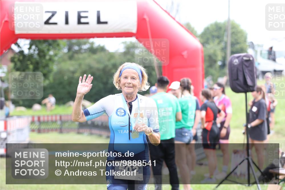 21.06.2026 - 29. Vierlanden-Triathlon Andreas Tolksdorf http://msf.ph/oto/9888541 21.06.2026 11:47:10 Ziel  meine-sportfotos.de