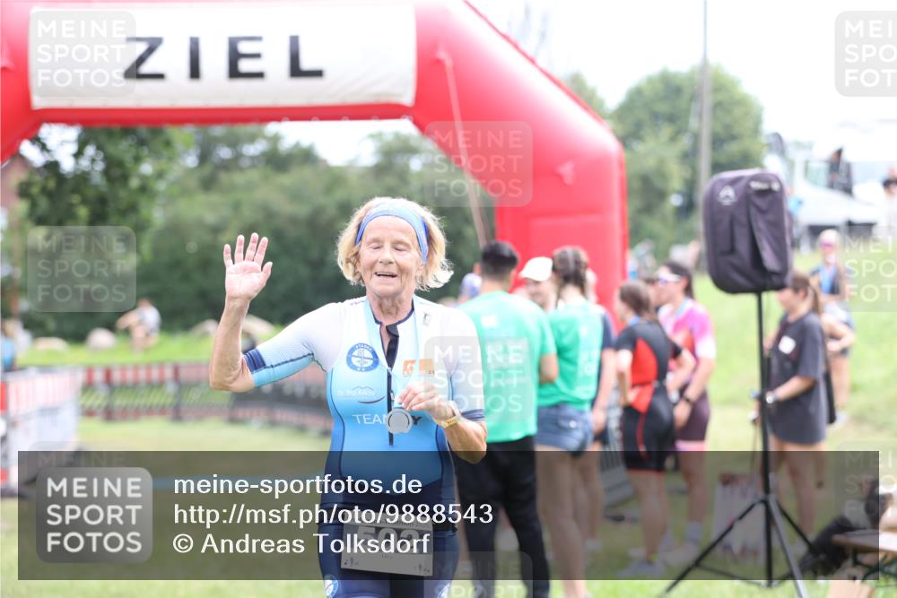 21.06.2026 - 29. Vierlanden-Triathlon Andreas Tolksdorf http://msf.ph/oto/9888543 21.06.2026 11:47:10 Ziel  meine-sportfotos.de
