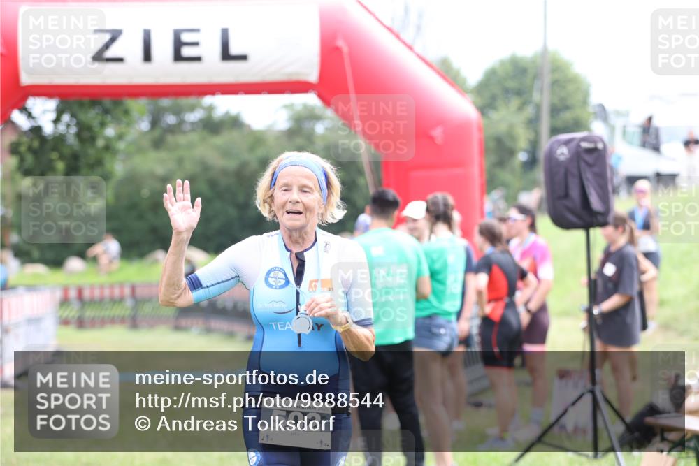 21.06.2026 - 29. Vierlanden-Triathlon Andreas Tolksdorf http://msf.ph/oto/9888544 21.06.2026 11:47:10 Ziel  meine-sportfotos.de