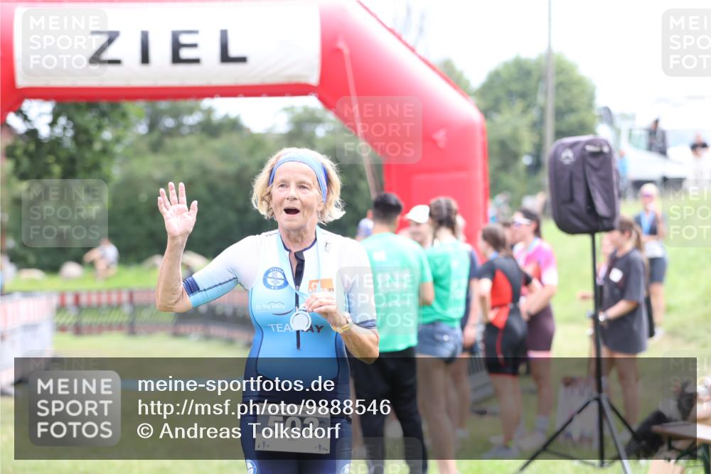 21.06.2026 - 29. Vierlanden-Triathlon Andreas Tolksdorf http://msf.ph/oto/9888546 21.06.2026 11:47:10 Ziel  meine-sportfotos.de