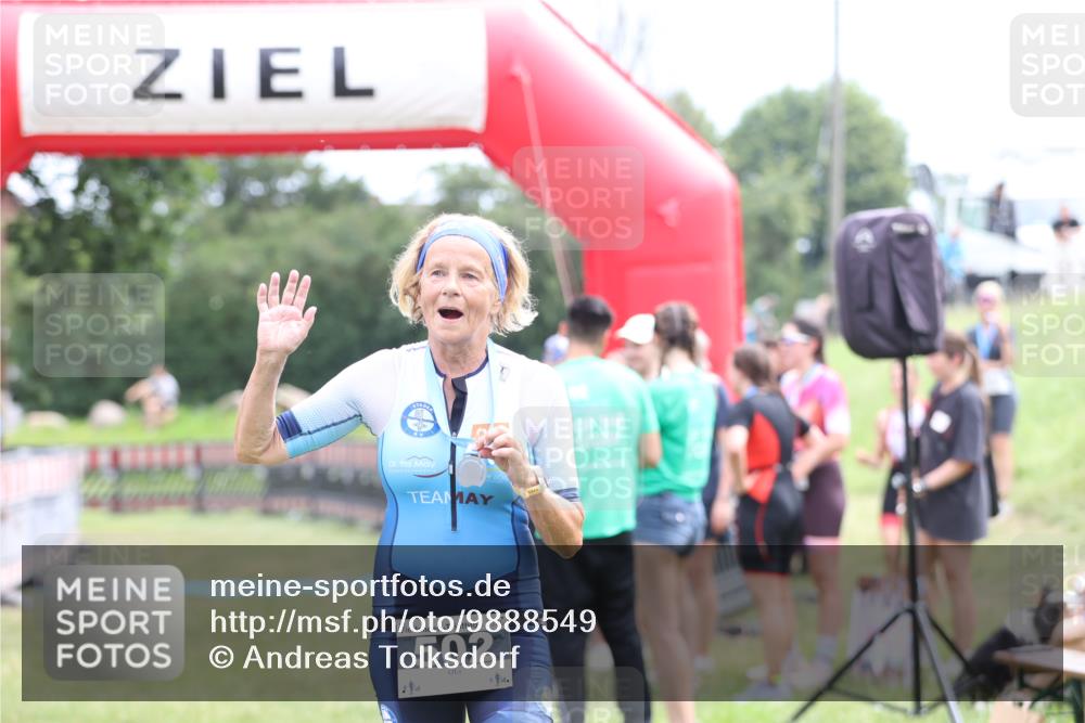 21.06.2026 - 29. Vierlanden-Triathlon Andreas Tolksdorf http://msf.ph/oto/9888549 21.06.2026 11:47:10 Ziel  meine-sportfotos.de