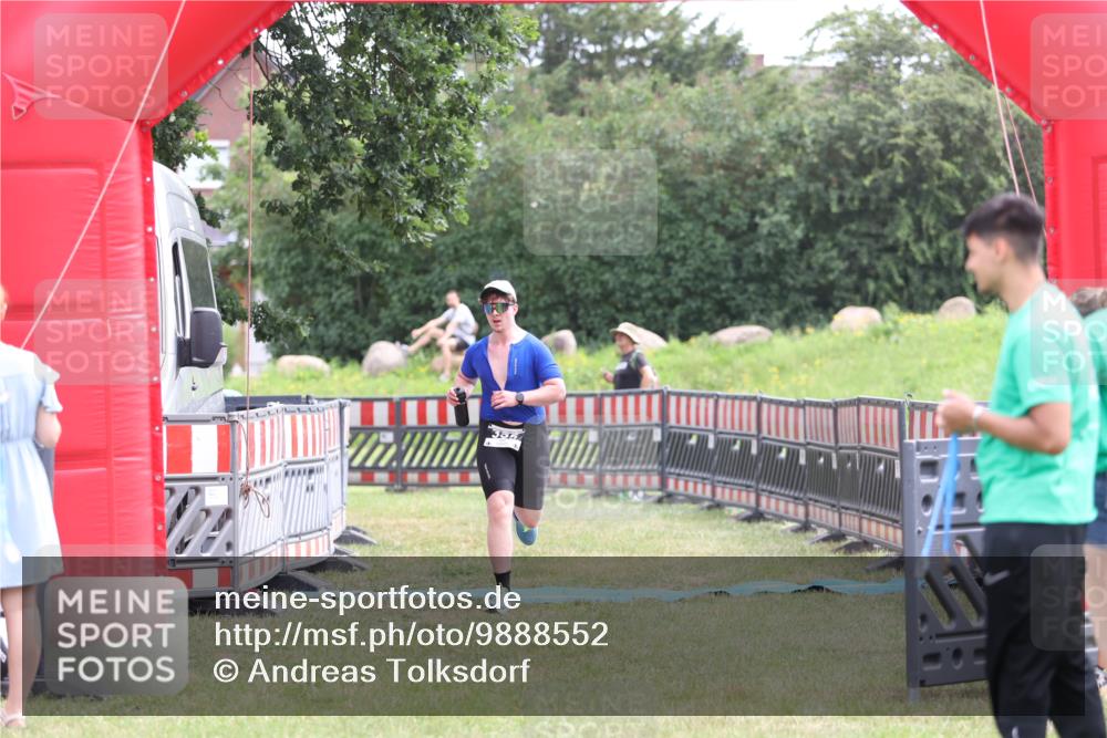 21.06.2026 - 29. Vierlanden-Triathlon Andreas Tolksdorf http://msf.ph/oto/9888552 21.06.2026 11:47:34 Ziel 355, 355 meine-sportfotos.de
