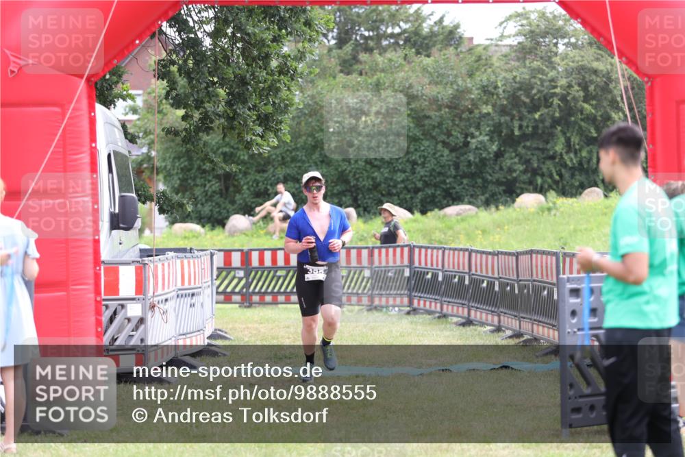 21.06.2026 - 29. Vierlanden-Triathlon Andreas Tolksdorf http://msf.ph/oto/9888555 21.06.2026 11:47:34 Ziel 355, 355 meine-sportfotos.de