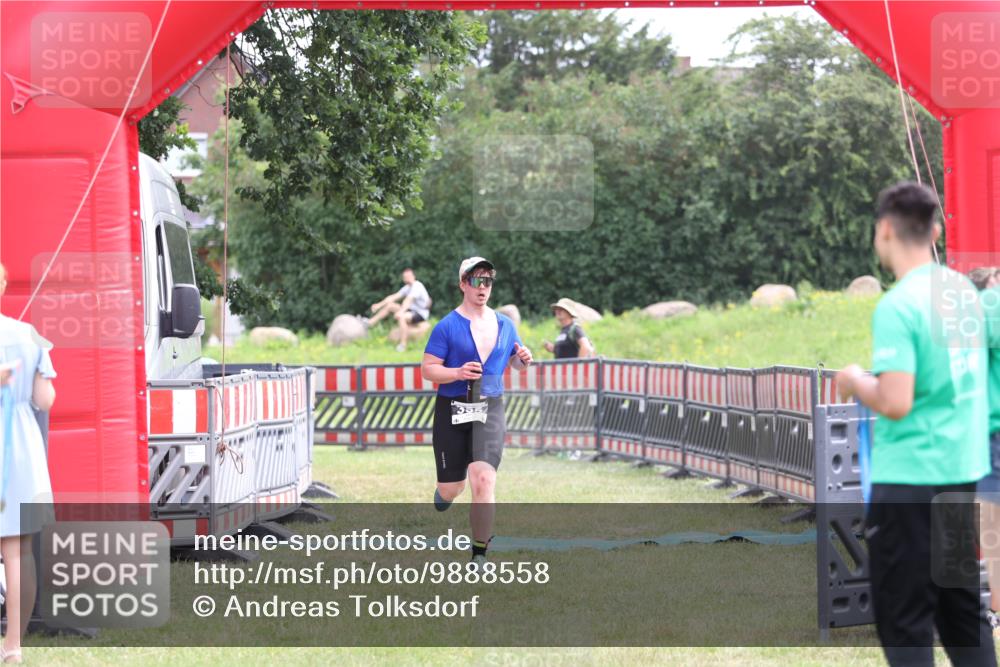 21.06.2026 - 29. Vierlanden-Triathlon Andreas Tolksdorf http://msf.ph/oto/9888558 21.06.2026 11:47:34 Ziel 355, 355 meine-sportfotos.de