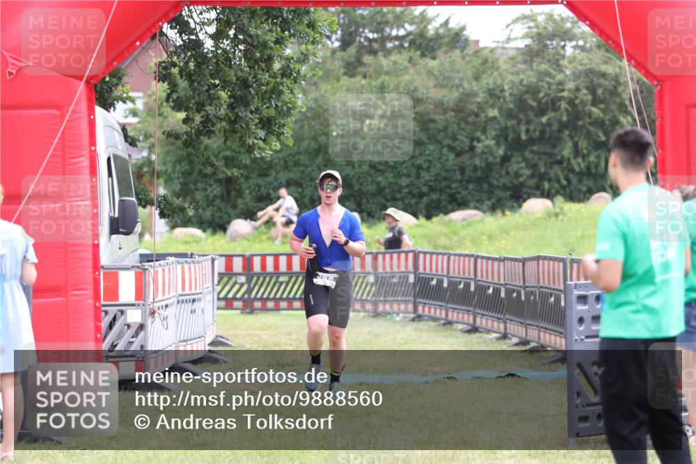 21.06.2026 - 29. Vierlanden-Triathlon Andreas Tolksdorf http://msf.ph/oto/9888560 21.06.2026 11:47:34 Ziel 355, 355 meine-sportfotos.de