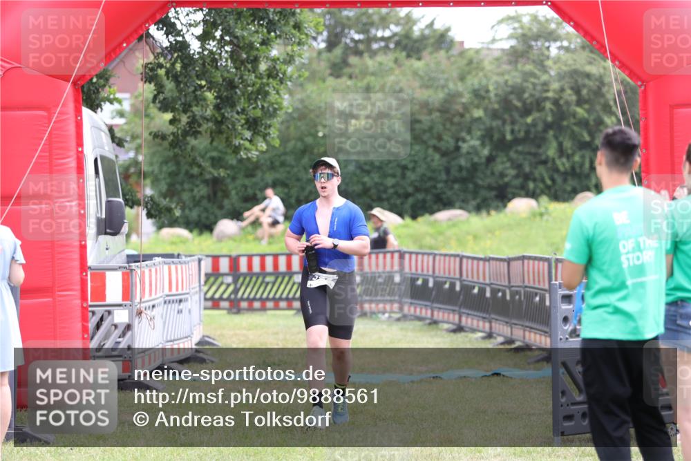 21.06.2026 - 29. Vierlanden-Triathlon Andreas Tolksdorf http://msf.ph/oto/9888561 21.06.2026 11:47:35 Ziel 355, 355 meine-sportfotos.de