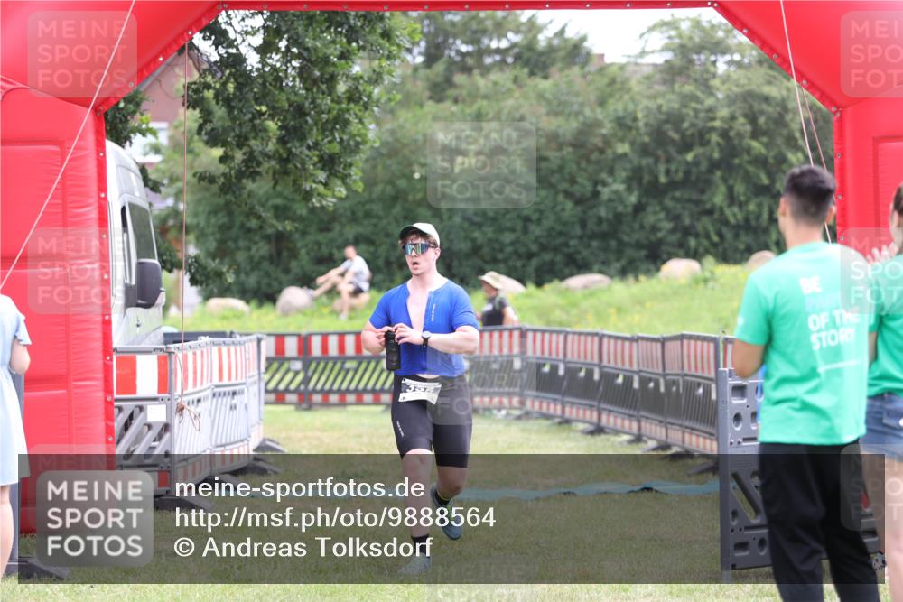 21.06.2026 - 29. Vierlanden-Triathlon Andreas Tolksdorf http://msf.ph/oto/9888564 21.06.2026 11:47:35 Ziel 355, 355 meine-sportfotos.de