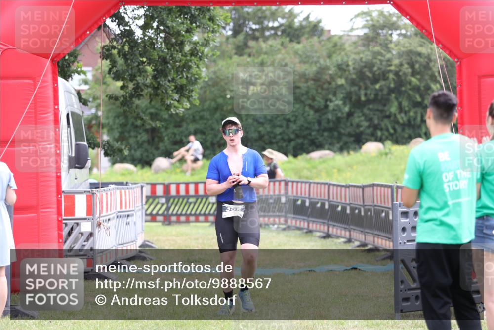 21.06.2026 - 29. Vierlanden-Triathlon Andreas Tolksdorf http://msf.ph/oto/9888567 21.06.2026 11:47:35 Ziel 355, 355 meine-sportfotos.de