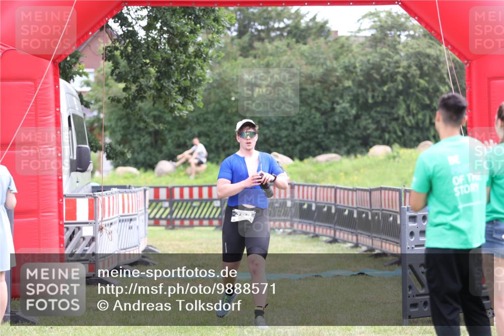 21.06.2026 - 29. Vierlanden-Triathlon Andreas Tolksdorf http://msf.ph/oto/9888571 21.06.2026 11:47:35 Ziel 355, 355 meine-sportfotos.de