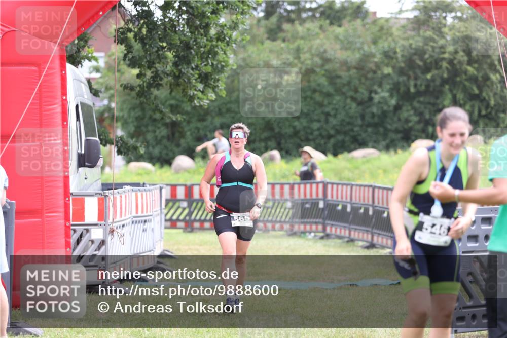 21.06.2026 - 29. Vierlanden-Triathlon Andreas Tolksdorf http://msf.ph/oto/9888600 21.06.2026 11:48:30 Ziel 565, 565 meine-sportfotos.de