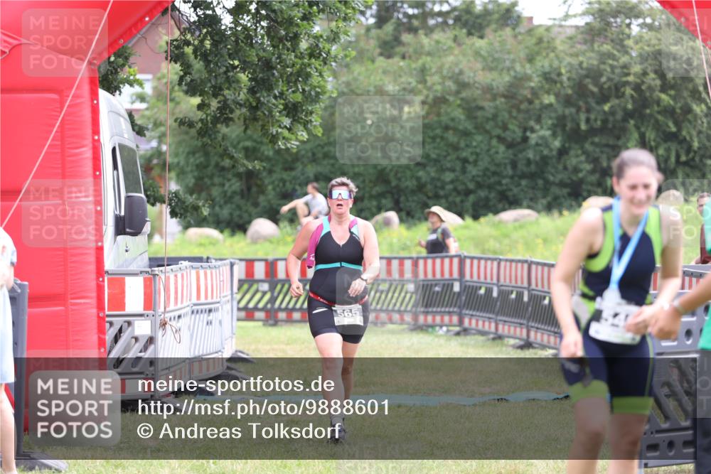 21.06.2026 - 29. Vierlanden-Triathlon Andreas Tolksdorf http://msf.ph/oto/9888601 21.06.2026 11:48:30 Ziel 565, 565 meine-sportfotos.de