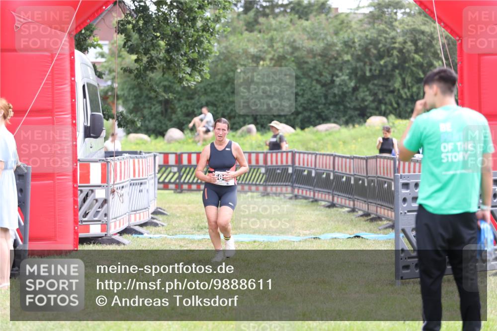 21.06.2026 - 29. Vierlanden-Triathlon Andreas Tolksdorf http://msf.ph/oto/9888611 21.06.2026 11:49:02 Ziel 586, 586 meine-sportfotos.de