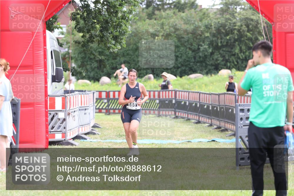 21.06.2026 - 29. Vierlanden-Triathlon Andreas Tolksdorf http://msf.ph/oto/9888612 21.06.2026 11:49:02 Ziel 586, 586 meine-sportfotos.de