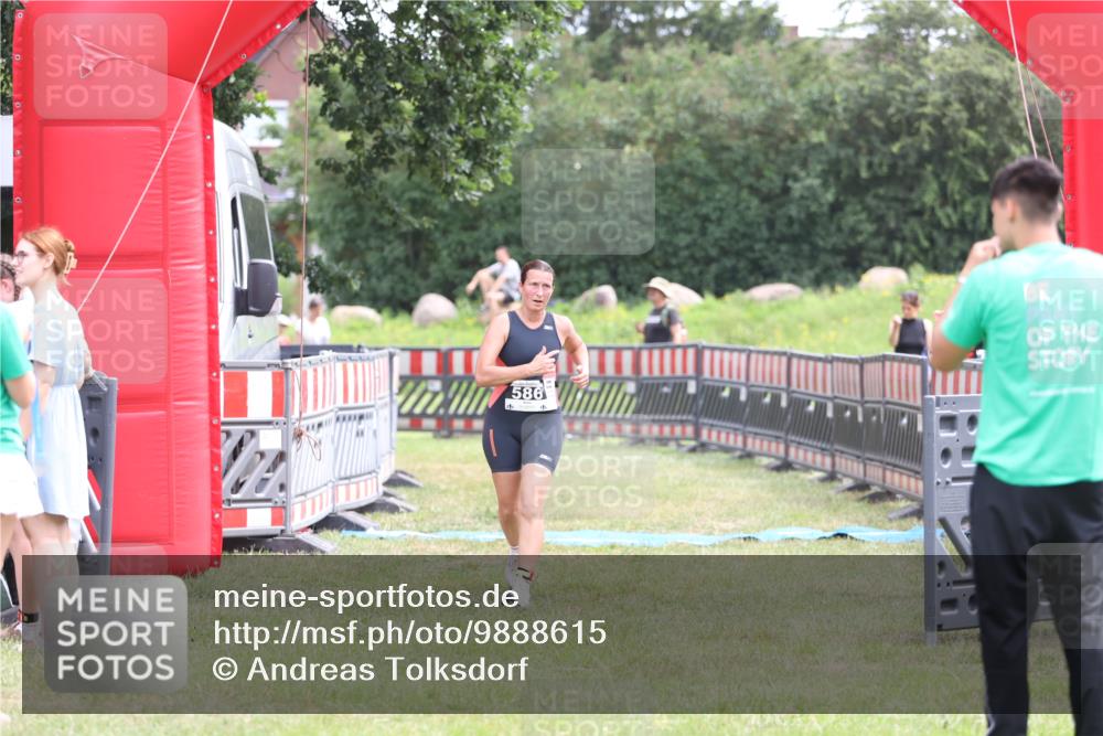21.06.2026 - 29. Vierlanden-Triathlon Andreas Tolksdorf http://msf.ph/oto/9888615 21.06.2026 11:49:02 Ziel 586, 586 meine-sportfotos.de
