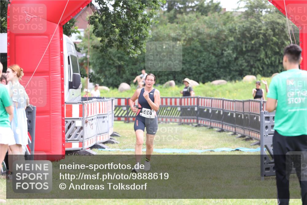 21.06.2026 - 29. Vierlanden-Triathlon Andreas Tolksdorf http://msf.ph/oto/9888619 21.06.2026 11:49:02 Ziel 586, 586 meine-sportfotos.de