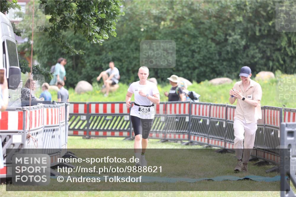 21.06.2026 - 29. Vierlanden-Triathlon Andreas Tolksdorf http://msf.ph/oto/9888621 21.06.2026 11:49:29 Ziel 580, 580 meine-sportfotos.de