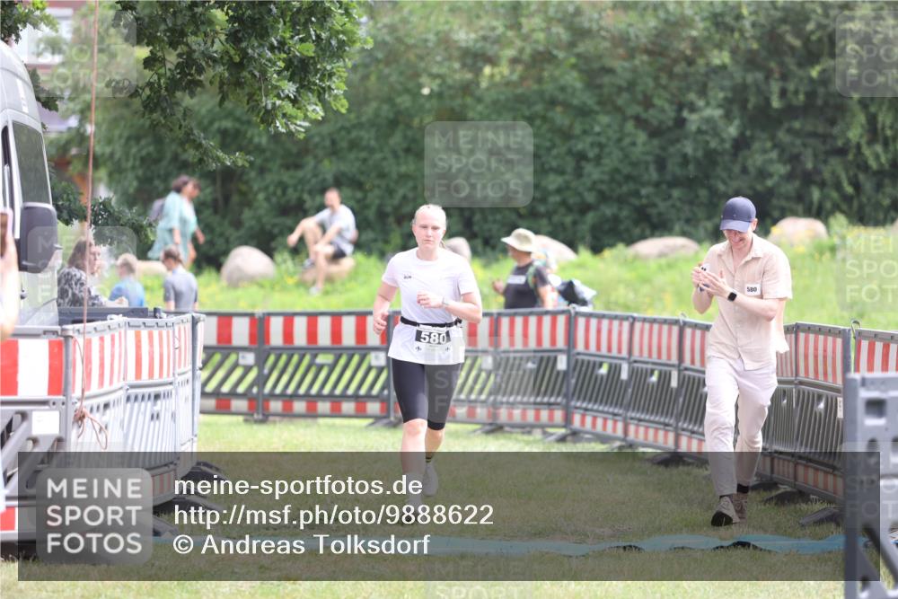 21.06.2026 - 29. Vierlanden-Triathlon Andreas Tolksdorf http://msf.ph/oto/9888622 21.06.2026 11:49:29 Ziel 580, 580 meine-sportfotos.de