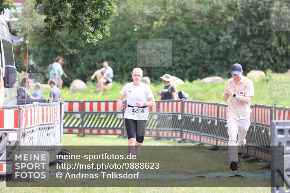 21.06.2026 - 29. Vierlanden-Triathlon Andreas Tolksdorf http://msf.ph/oto/9888623 21.06.2026 11:49:29 Ziel 580, 580 meine-sportfotos.de