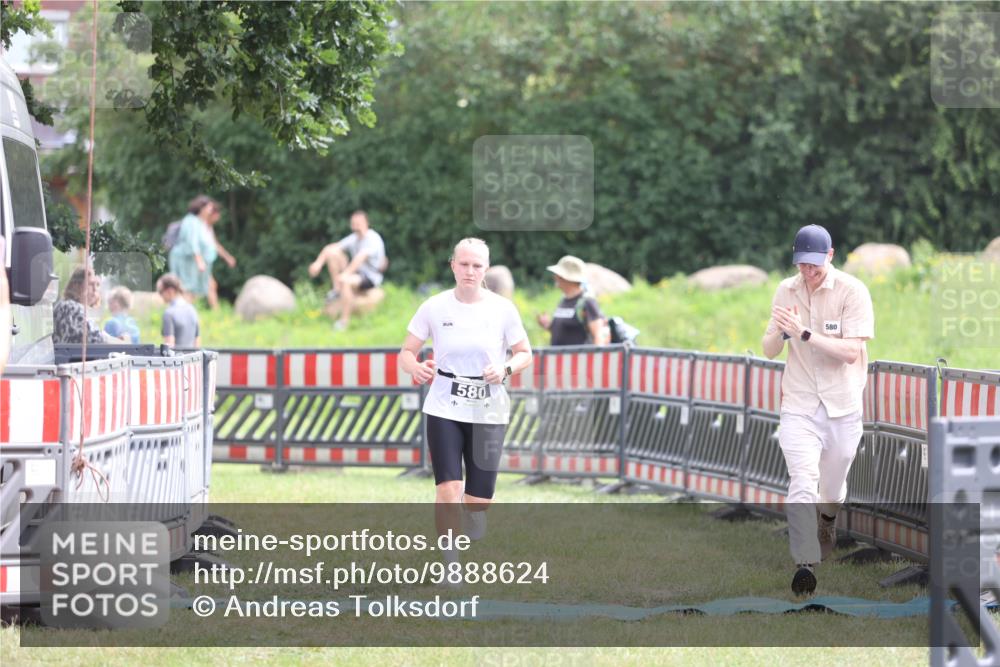 21.06.2026 - 29. Vierlanden-Triathlon Andreas Tolksdorf http://msf.ph/oto/9888624 21.06.2026 11:49:29 Ziel 580, 580 meine-sportfotos.de