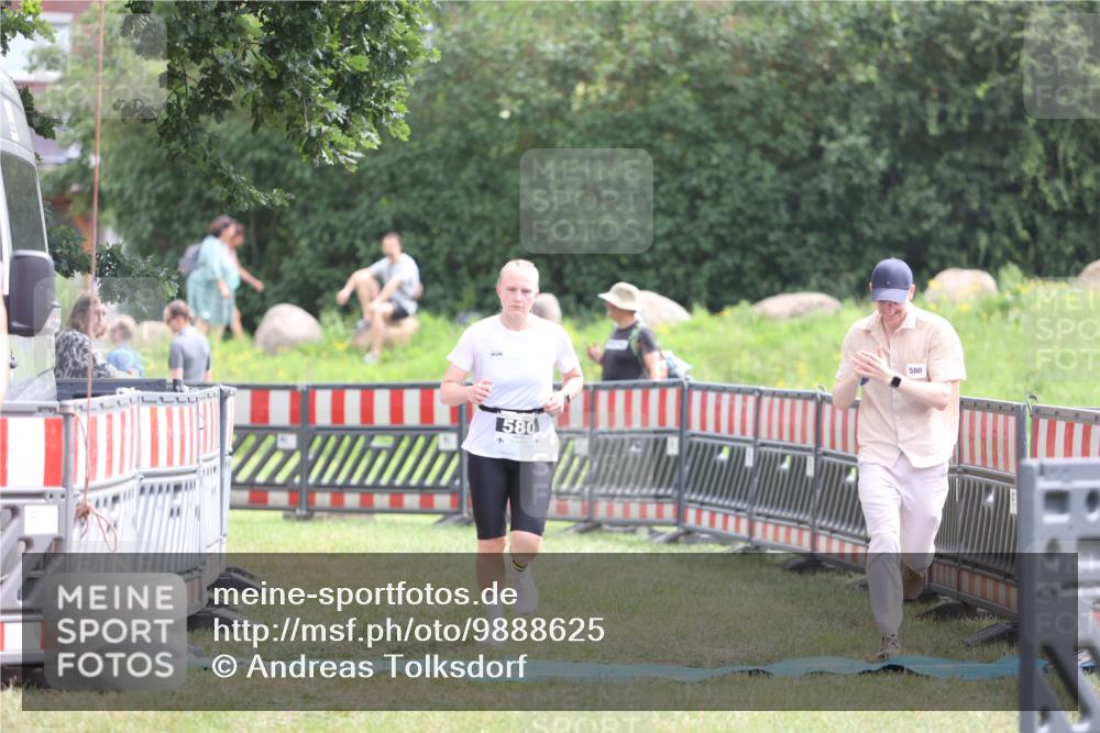 21.06.2026 - 29. Vierlanden-Triathlon Andreas Tolksdorf http://msf.ph/oto/9888625 21.06.2026 11:49:29 Ziel 580, 580 meine-sportfotos.de