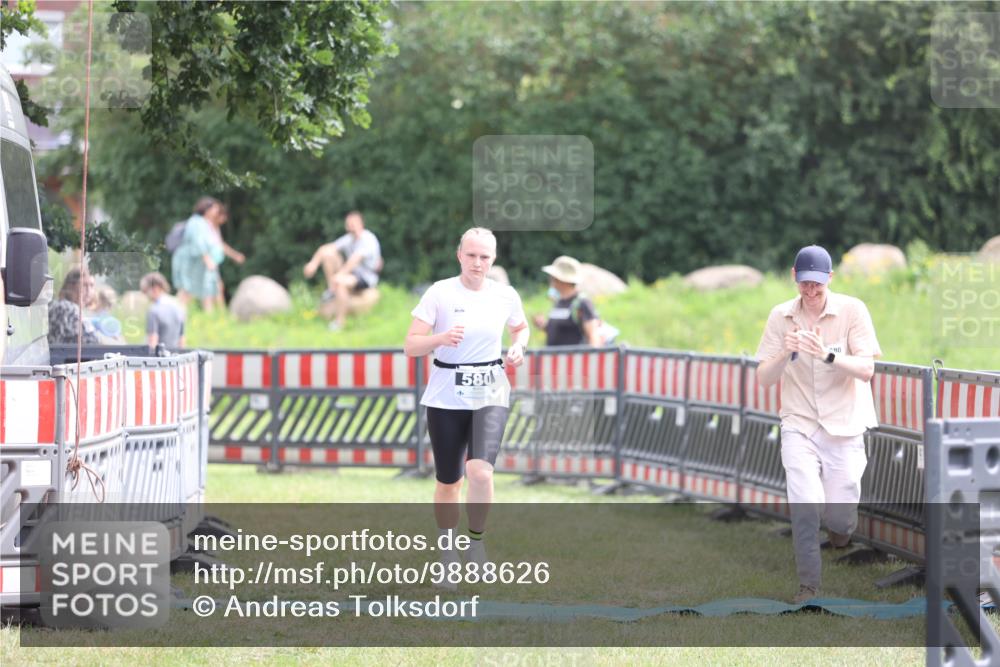 21.06.2026 - 29. Vierlanden-Triathlon Andreas Tolksdorf http://msf.ph/oto/9888626 21.06.2026 11:49:29 Ziel 580, 580 meine-sportfotos.de