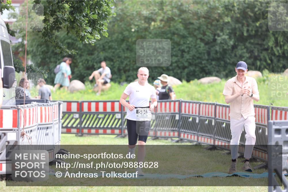 21.06.2026 - 29. Vierlanden-Triathlon Andreas Tolksdorf http://msf.ph/oto/9888628 21.06.2026 11:49:29 Ziel 580, 580 meine-sportfotos.de
