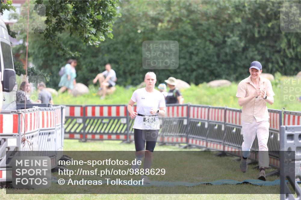 21.06.2026 - 29. Vierlanden-Triathlon Andreas Tolksdorf http://msf.ph/oto/9888629 21.06.2026 11:49:29 Ziel 580, 580 meine-sportfotos.de