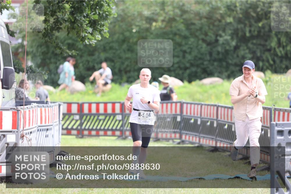 21.06.2026 - 29. Vierlanden-Triathlon Andreas Tolksdorf http://msf.ph/oto/9888630 21.06.2026 11:49:29 Ziel 580, 580 meine-sportfotos.de