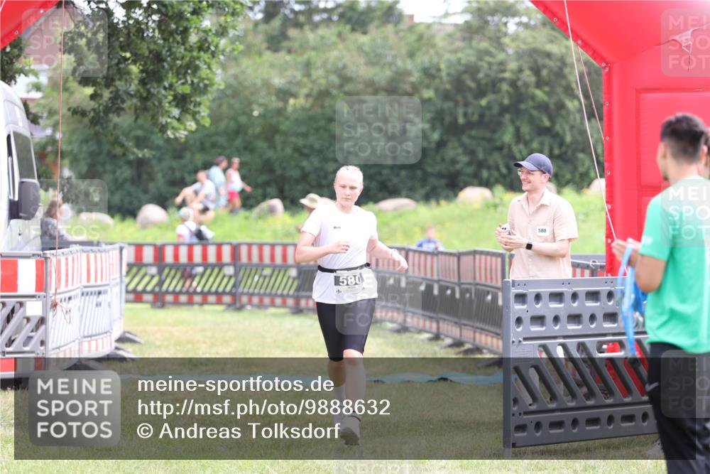 21.06.2026 - 29. Vierlanden-Triathlon Andreas Tolksdorf http://msf.ph/oto/9888632 21.06.2026 11:49:31 Ziel 580, 580 meine-sportfotos.de