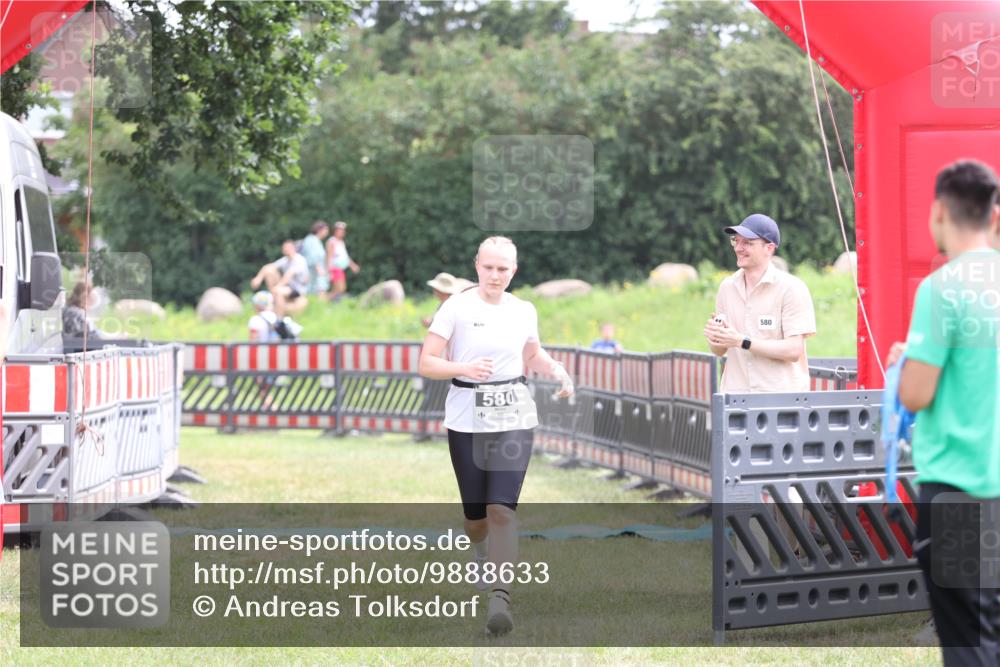 21.06.2026 - 29. Vierlanden-Triathlon Andreas Tolksdorf http://msf.ph/oto/9888633 21.06.2026 11:49:31 Ziel 580, 580 meine-sportfotos.de