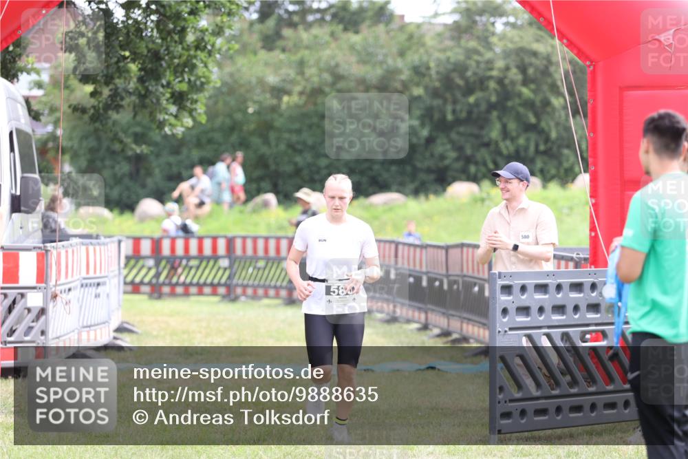 21.06.2026 - 29. Vierlanden-Triathlon Andreas Tolksdorf http://msf.ph/oto/9888635 21.06.2026 11:49:31 Ziel 580, 580 meine-sportfotos.de