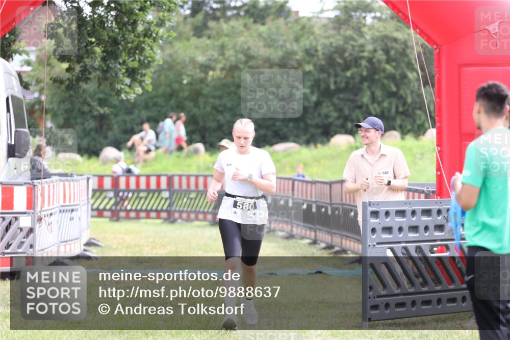 21.06.2026 - 29. Vierlanden-Triathlon Andreas Tolksdorf http://msf.ph/oto/9888637 21.06.2026 11:49:31 Ziel 580, 580 meine-sportfotos.de