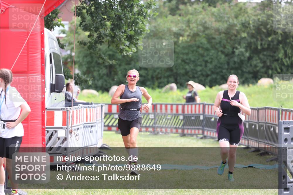 21.06.2026 - 29. Vierlanden-Triathlon Andreas Tolksdorf http://msf.ph/oto/9888649 21.06.2026 11:49:49 Ziel 527, 574, 527, 574 meine-sportfotos.de