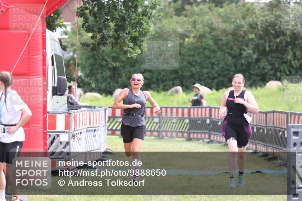 21.06.2026 - 29. Vierlanden-Triathlon Andreas Tolksdorf http://msf.ph/oto/9888650 21.06.2026 11:49:49 Ziel 527, 574, 527, 574 meine-sportfotos.de
