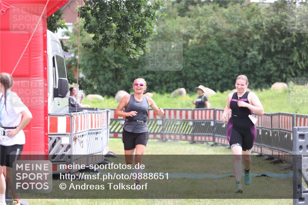 21.06.2026 - 29. Vierlanden-Triathlon Andreas Tolksdorf http://msf.ph/oto/9888651 21.06.2026 11:49:49 Ziel 527, 574, 527, 574 meine-sportfotos.de