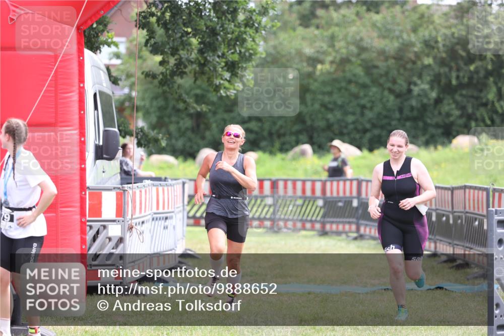 21.06.2026 - 29. Vierlanden-Triathlon Andreas Tolksdorf http://msf.ph/oto/9888652 21.06.2026 11:49:49 Ziel 527, 574, 527, 574 meine-sportfotos.de