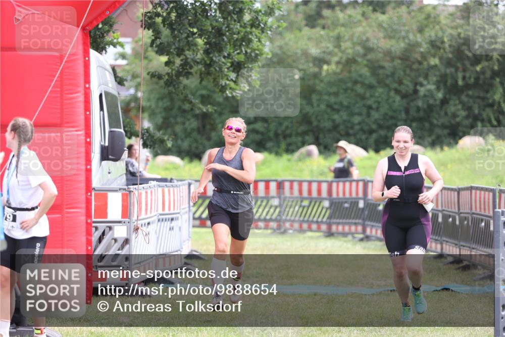 21.06.2026 - 29. Vierlanden-Triathlon Andreas Tolksdorf http://msf.ph/oto/9888654 21.06.2026 11:49:50 Ziel 527, 574, 527, 574 meine-sportfotos.de