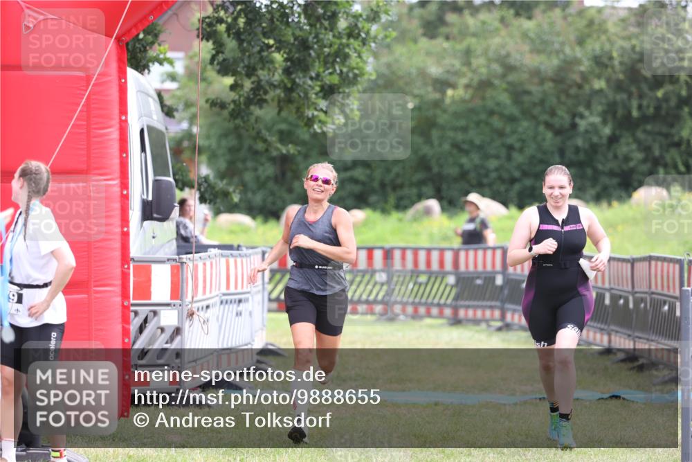 21.06.2026 - 29. Vierlanden-Triathlon Andreas Tolksdorf http://msf.ph/oto/9888655 21.06.2026 11:49:50 Ziel 527, 574, 527, 574 meine-sportfotos.de