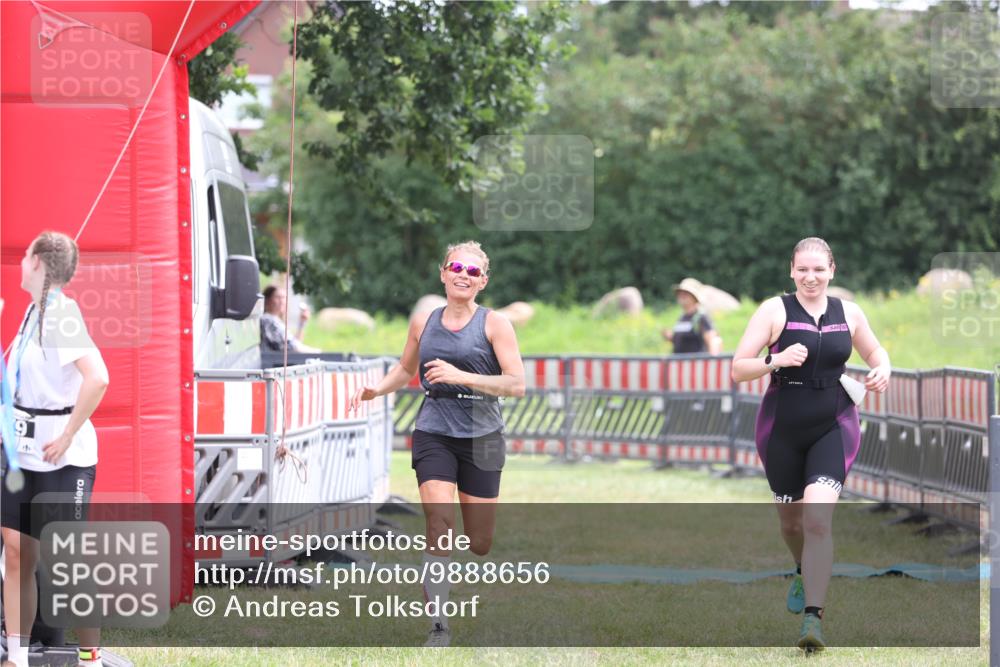21.06.2026 - 29. Vierlanden-Triathlon Andreas Tolksdorf http://msf.ph/oto/9888656 21.06.2026 11:49:50 Ziel 527, 574, 527, 574 meine-sportfotos.de