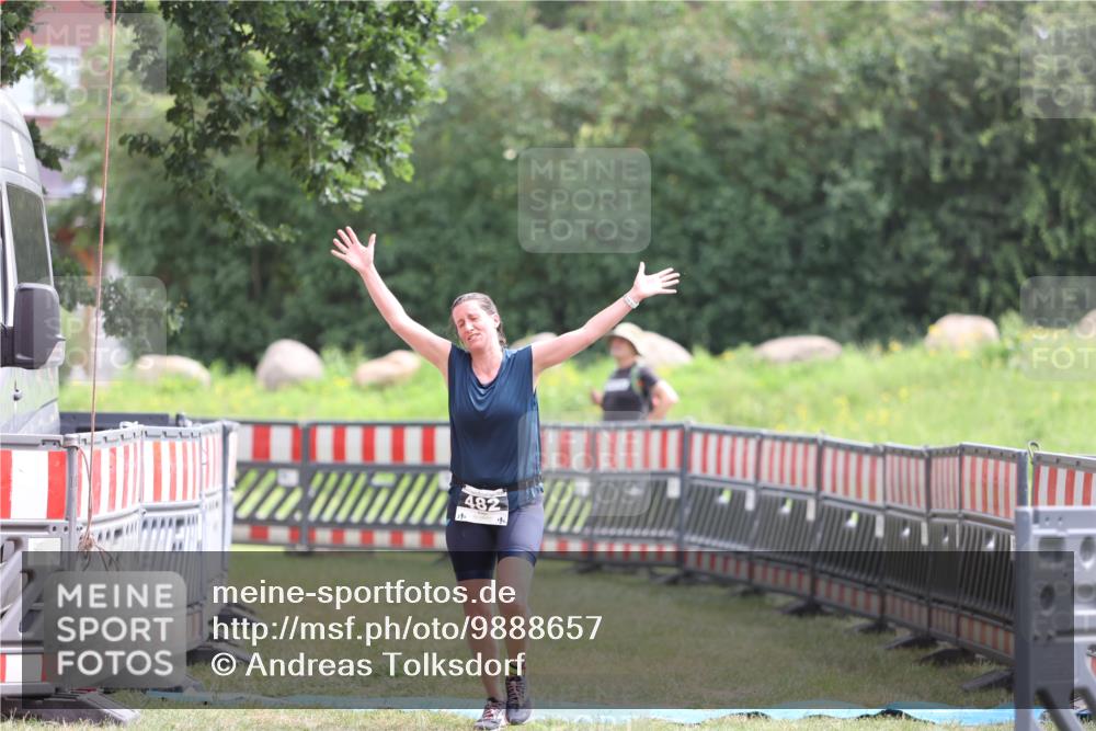 21.06.2026 - 29. Vierlanden-Triathlon Andreas Tolksdorf http://msf.ph/oto/9888657 21.06.2026 11:50:32 Ziel 482, 482 meine-sportfotos.de