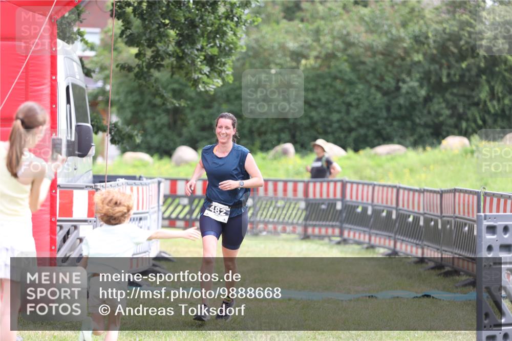 21.06.2026 - 29. Vierlanden-Triathlon Andreas Tolksdorf http://msf.ph/oto/9888668 21.06.2026 11:50:33 Ziel 482, 482 meine-sportfotos.de