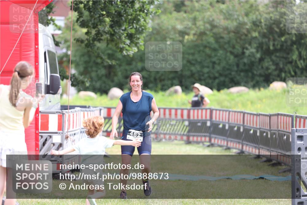 21.06.2026 - 29. Vierlanden-Triathlon Andreas Tolksdorf http://msf.ph/oto/9888673 21.06.2026 11:50:33 Ziel 482, 482 meine-sportfotos.de